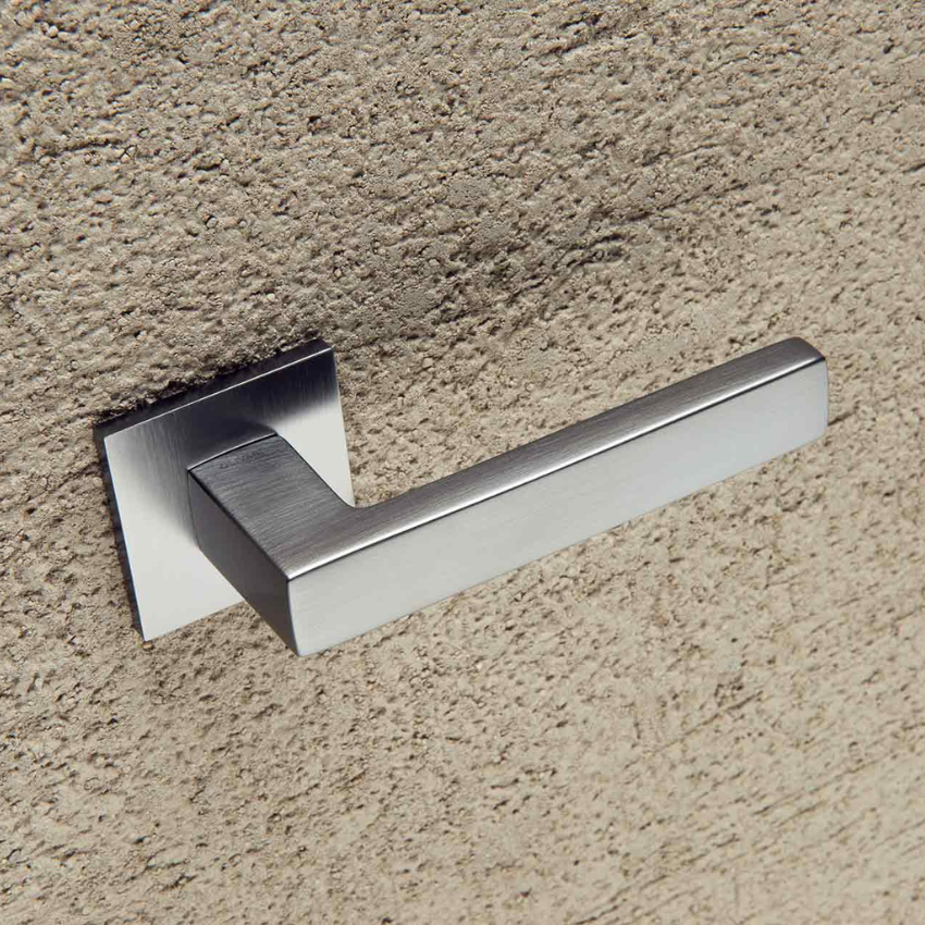 Paire de Poignées de Portes L. Casini rosaces carrées fines Paire de Poignées de Portes L. Casini rosaces carrées fines