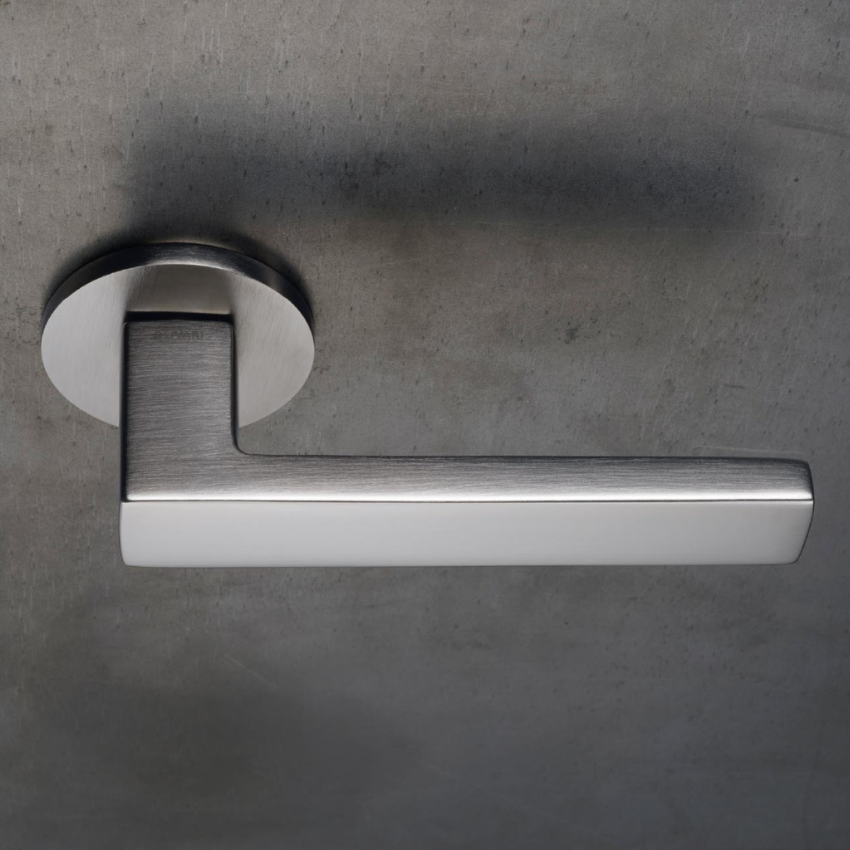 Paire de Poignées de Portes L. Casini rosaces fines