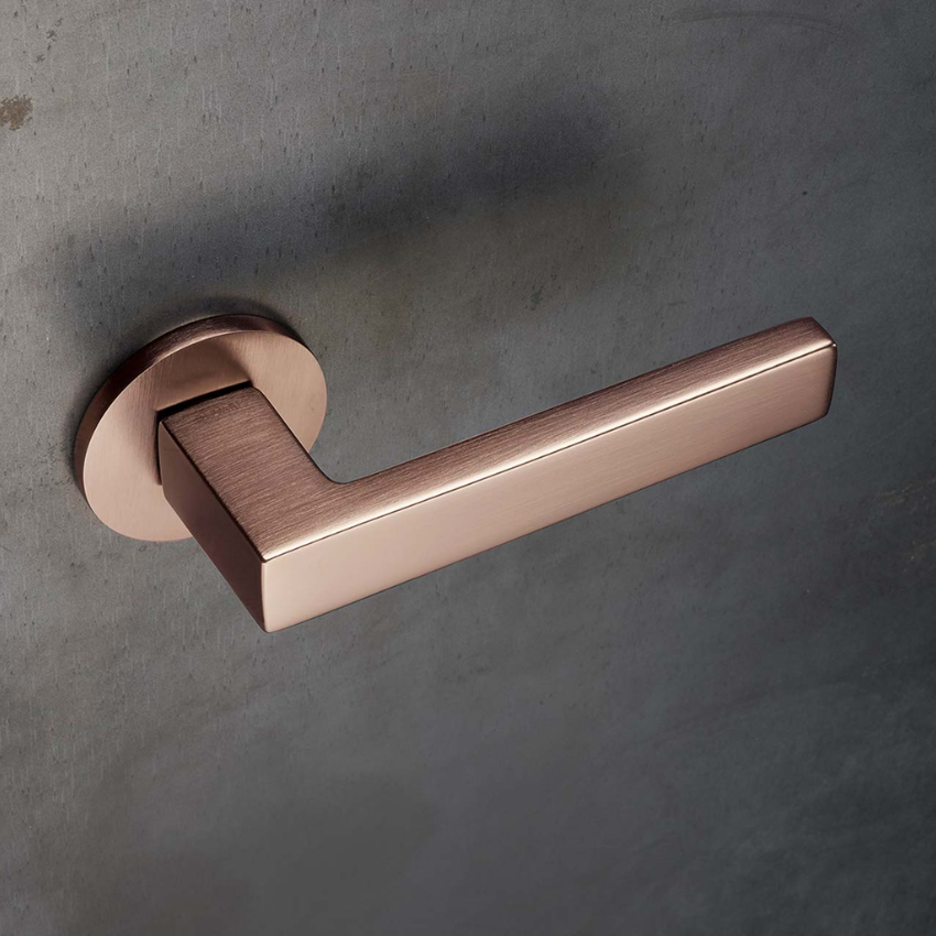 Paire de Poignées de Portes L. Casini rosaces fines