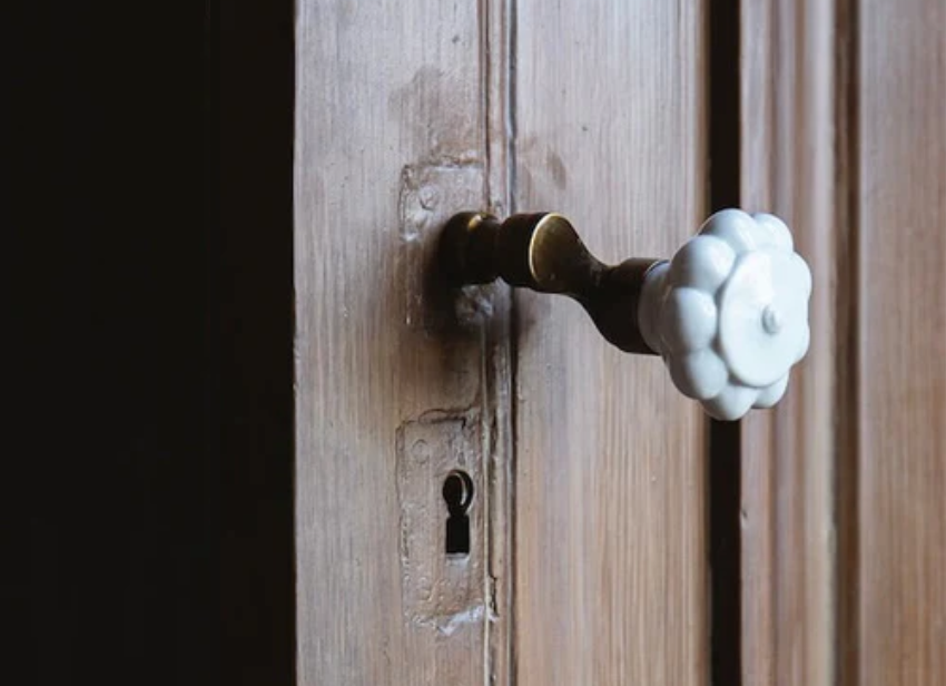 Paire de poignées de portes Manivelle Bordelaise Alix D. Reynis Porcelaine Laiton