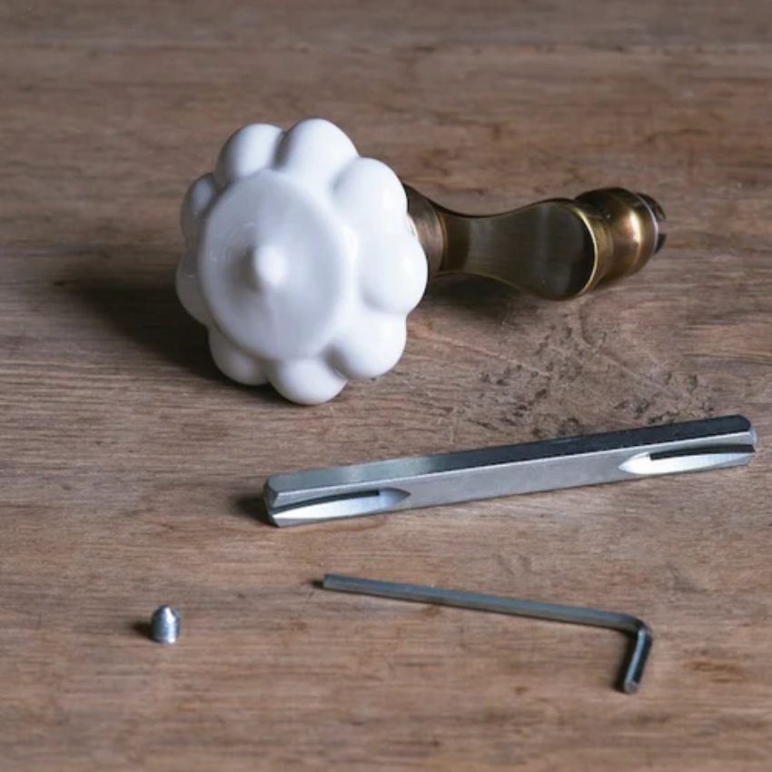 Paire de poignées de portes Manivelle Bordelaise Alix D. Reynis Porcelaine Laiton