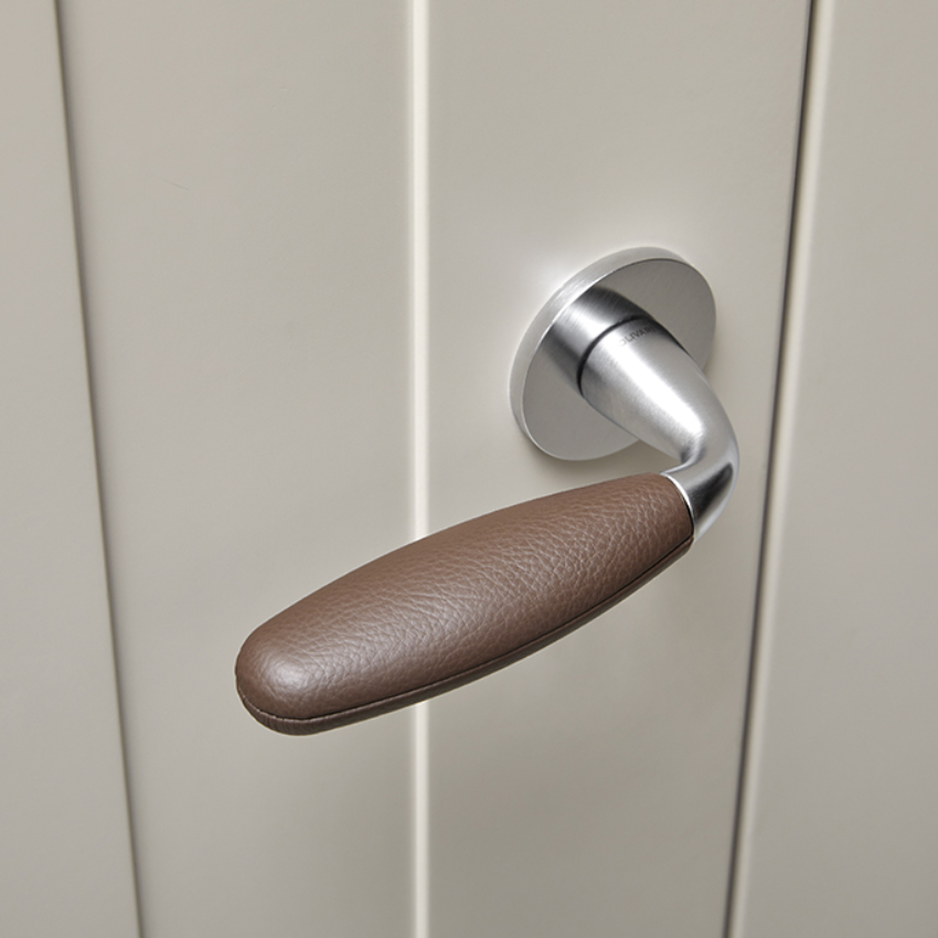 Paire de Poignées de portes Vico Magistretti Club Rosaces fines Cuir Marron