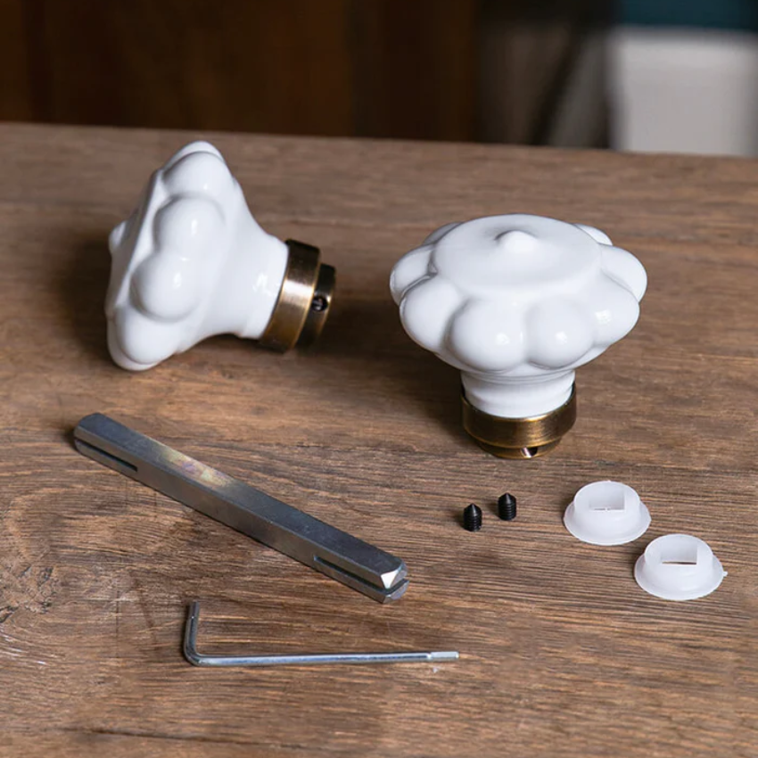 Paire de boutons de portes Alix D. Reynis Boule Porcelaine Laiton